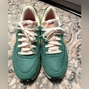 Nike Women’s  Waffle Debut Vintage